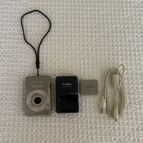 Canon PowerShot SD750 Digital Camera - Picture 4 of 5